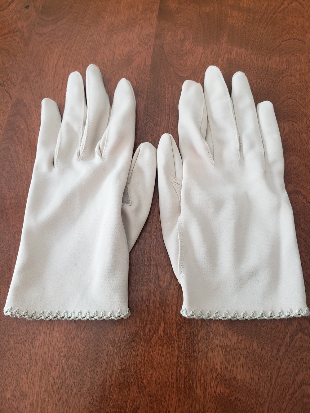 Vtg Crescendoe Caresse Ivory/Cream Wrist Gloves with Scallop Trim Size: 7 (S)